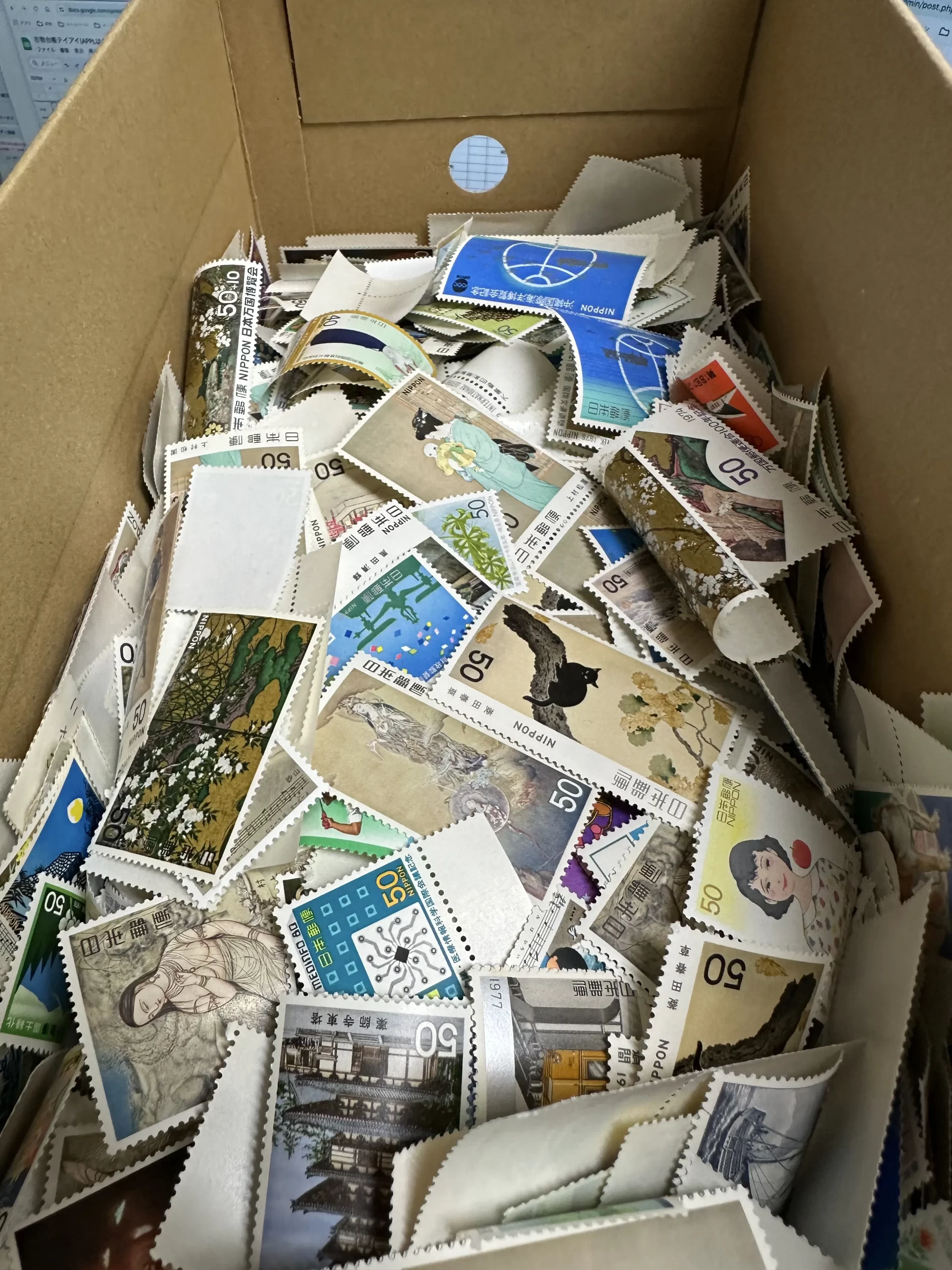 大量の切手が写っている画像です。